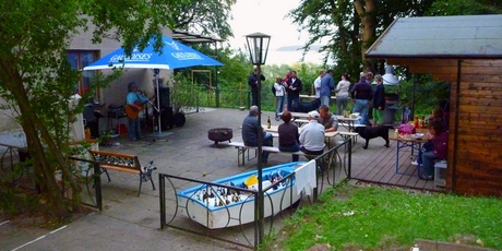 Apres-Sail auf der Terrasse des Wassersport-Camps mit Blick auf die Insel Usedom