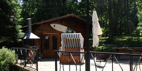 Terrasse mit Strandkorb oberhalb der Segelschule mit Blick auf Usedom