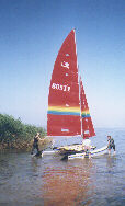 Start mit Hobie Cat 16 im flachen Uferbereich vor der Segelschule