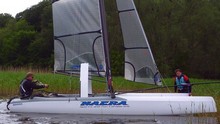 Nacra 20 Carbon- Startvorbereitungen im flachen Uferbereich vor den Gastliegeplätzen